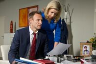 In aller Freundschaft – ARD/MDR IN ALLER FREUNDSCHAFT FOLGE 655, "Der Moment der Wahrheit" Uhr im ERSTEN. Die Kuratoriumssitzung, die über den neuen Kopf der Sachsenklinik entscheidet, steht an. Und somit entscheidet sich, ob Roland Heilmann oder Martin Stein (Bernhard Bettermann) der Leiter wird. Sarah Marquardt (Alexa Maria Surholt) hat "zufällig" das Blatt mit der Schlüsselargumentation von Rolands Vortrag gefunden. Wenn Roland das nicht hat, ist sein Vortrag eine leere Absichtserklärung. Martin macht Sarah klar, dass er so nicht an den Posten kommen will. Doch für Sarah gibt es kein zurück.