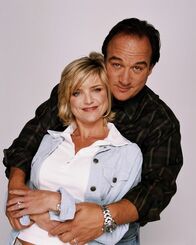 Immer wieder Jim – (1. Staffel) - Obwohl sie unterschiedlicher nicht sein könnten, sind Jim (Jim Belushi, hinten) und seine Frau Cheryl (Courtney Thorne-Smith , vorne) ein unschlagbares Team ...