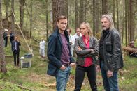 SOKO Donau – Bezirksinspektor Simon Steiniger (Michael Steinocher, l.), Gruppeninspektorin Penny Lanz (Lilian Klebow, M.) und Major Carl Ribarski (Stefan Jürgens, r.) rätseln über den Tathergang im Wald.