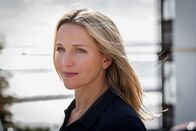 Praxis mit Meerblick – Praxis mit Meerblick – Auf zu neuen Ufern Sie sieht mit hoffnungsvollem Blick in die Zukunft: Tanja Wedhorn als Nora Kaminski Copyright: SRF/ARD Degeto/Boris Laewen