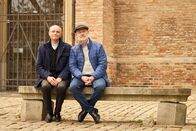 Lesch sieht Schwartz – Immer online, immer unterwegs, nichts verpassen, überall dabei sein - das ist FOMO, die "Fear Of Missing Out". Harald Lesch (r.) und Thomas Schwartz (l.) diskutieren die Ursachen dieses psychologischen Phänomens und wie man das Gefühl positiv umlenken kann. Wie befreie ich mich von diesem Druck und wie kann FOMO zu JOMO werden, der "Joy Of Missing Out"? Ist die Religion ein guter Ratgeber?