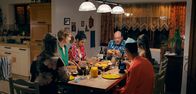 Kiss me kosher – Die lebhaften Schabbat-Abendessen von Shiras (Moran Rosenblatt, 3.v.l.) Familie sind für Maria (Luise Wolfram, 2.v.l.) nicht unanstrengend, vor allem wenn Shiras Vater Ron (John Carroll Lynch) über ihre Konversion zum Judentum redet ...