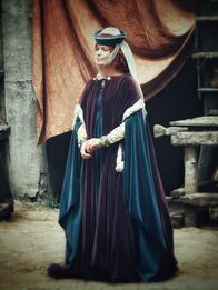 Sketch History - Neues von gestern – Fürstin Isabella von Bredow (Valerie Niehaus) ist sich sicher, die Pest ist eine Strafe Gottes und rettende Masken besorgt ihr Schwager günstig.