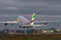 Der Kampf um die Riesenflieger – Letzte Lieferung aus Hamburg: Der letzte A380 verließ am 16. Dezember 2021 das Hamburger Airbuswerk Richtung Dubai. Die Fluggesellschaft Emirates war der mit Abstand größte A380-Kunde.