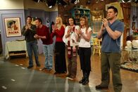 Friends – Der Abschied ist gekommen: Ross (David Schwimmer, l.), Chandler (Matthew Perry, 2.v.l.), Phoebe (Lisa Kudrow, 3.v.l.), Monica (Courteney Cox, 3.v.r.), Rachel (Jennifer Aniston, 2.v.r.) und Joey (Matt LeBlanc, r.) ...