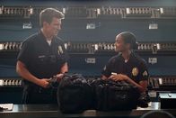 The Rookie – John Nolan (Nathan Fillion) lernt seine neue Ausbilderin Nyla Harper (Mekia Cox) kennen.