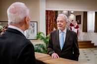 Sturm der Liebe – Alfons (Sepp Schauer, l.) erfährt von Werner (Dirk Galuba, r.) dass Erik seinen Streit mit Hildegard nicht aus dem Podcast rausgeschnitten hat.