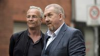 Tatort – Die Kommissare Freddy Schenk (Dietmar Bär, rechts) und Max Ballauf (Klaus J. Behrendt, links) ermitteln im Fall einer getöteten Frau, die auf der Straße schlief.