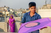 GEO Reportage – In Indien ist Drachenfliegen ein Fest und eine Leidenschaft, die junge Menschen wie der 15-jährige Mohit mit anderen teilen.