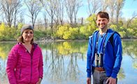 Expedition in die Heimat – Anna Lena Dörr und NABU-Biologe Michael Markowski vor den naturgeschützten Inseln Ilmen-Aue und Fulder Aue bei Bingen.