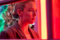 Killing Eve – Villanelles (Jodie Comer) neuer Auftrag fordert ihr viel ab. Doch mit einem neuen Ziel vor Augen ist die Killerin nun gefährlicher, als je zuvor.
