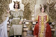 Das Schloss hinterm Regenbogen – Der König (Emanoil Petruț) und die Königin (Carmen Stănescu) erwarten den Bauernsohn.
