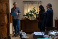 Der Alte – Hauptkommissar Richard Voss (Jan-Gregor Kremp, r.) und Annabell Lorenz (Stephanie Stumph, M.) sprechen mit Korbinian Huttner (Stephan Grossmann, l.), der nicht nur ein ehrenamtlicher Mitarbeiter des Krisentelefons ist, sondern auch Mitarbeiter des Sozialreferats München, das ein Wohnprojekt für Menschen mit psychischen Problemen betreibt.