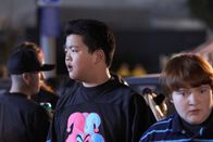 Fresh off the Boat – Eddie Huang (Hudson Yang, l.); Trent (Trevor Larcom, r.)