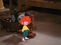 Meister Eder und sein Pumuckl – Meister Eders Hobelmaschine geht kaputt und Herr Schrader muss kommen, um sie wieder zu richten. Doch der verlegt seinen Schraubenzieher, dort eine Schraube ... Steckt Pumuckl dahinter oder hat er diesmal wirklich nichts mit der Sache zu tun?