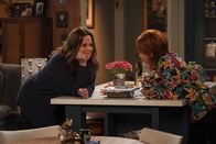 Man with a Plan – Andi Burns (Liza Snyder, l.); Beverly (Swoosie Kurtz, r.)
