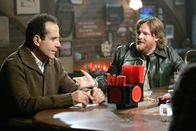 Monk – Mr. Monk (Tony Shalhoub, l.) zweifelt fast schon an sich selbst: Erst geht ihm eine Unbekannte nicht mehr aus dem Kopf und jetzt glauben auch noch alle, er hätte sich eine Schießerei nur eingebildet. Wird das Gespräch mit Gully (Donal Logue) weiterhelfen?