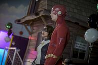 The Flash – Nora alias XS (Jessica Parker Kennedy, l.); Barry alias The Flash (Grant Gustin, r.)