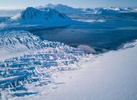 Wasser – Ein Großteil unserer Süßwasserreserven ist, wie hier in Spitzbergen, im ewigen Eis festgefroren.