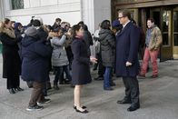 Bull – Als Lehrerin Erin Howland (Laura Breckenridge, l.) von ihrer Bank bei einem dubiosen Aktiengeschäft um ihr gesamtes Erspartes betrogen wird, findet Bull (Michael Weatherly, r.) heraus, dass noch zahlreiche weitere Kunden auf dieselbe Weise abgezockt wurden und bringt den Fall vor Gericht. Allerdings riskiert er damit seine eigene Firma ...