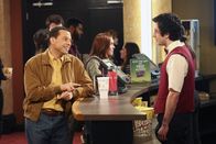 Two and a Half Men – Ausgerechnet im Kino muss sich Alan (Jon Cryer, l.) einer unangenehmen Begegnung stellen ...