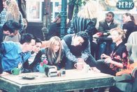 Friends – Die sechs Freunde finden ein merkwürdiges Schreiben: (v.l.n.r.) Joey (Matt LeBlanc), Chandler (Matthew Perry), Monica (Courteney Cox), Rachel (Jennifer Aniston), Ross (David Schwimmer) und Phoebe (Lisa Kudrow).