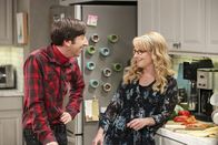 The Big Bang Theory – Was muss Howard (Simon Helberg, l.) tun, damit Bernadette (Melissa Rauch, r.) ihn zur Comic-Con lässt?; Was muss Howard (Simon Helberg, l.) tun, damit Bernadette (Melissa Rauch, r.) ihn zur Comic-Con lässt?