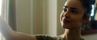 Songbird - Überleben hat einen Preis – Die Künstlerin Sara Garcia (Sofia Carson) befindet sich angesichts des Lockdowns in Isolation und hält über Videotelefonate mit dem immunen Fahrradkurier Nico Kontakt zur Außenwelt.