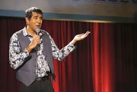 Community – Anonyme Hacker drohen, die E-Mails des gesamten Personals des Greendale College zu veröffentlichen, wenn der Auftritt des rassistischen Komikers (Jay Chandrasekhar) nicht abgesagt wird ...