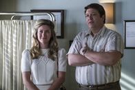 Young Sheldon – Auch wenn sie vieles von dem, was Sheldon plagt, nicht verstehen, setzen sich Mary (Zoe Perry, l.) und auch George (Lance Barber, r.) für ihr kleines Genie ein, wenn sie merken, dass er ungerecht behandelt wird ...