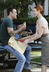 Desperate Housewives – Noch ahnt Bree nicht, dass Keith (Brian Austin Green, l.), auf den sie ein Auge geworfen hat, bereits in festen Händen ist ...