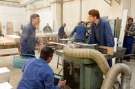 Weissensee – ARD WEISSENSEE, IV. Staffel (6 neue Folgen), Folge 19 "Alte Wunden" Uhr im Ersten. Aufregung im Möbelkombinat - ein großer Auftrag ist in Arbeit und eine Fräse ist ausgefallen. Martin (Florian Lukas, l.) und Maik Hüne (Aram Tafreshian, r.) haben alle Hände voll zu tun.