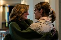 Der Palast – Marlene (Svenja Jung, l.) kann ihre Gefühle nicht mehr zurückhalten, als sie ihrer Mutter Rosa Steffen (Anja Kling, r.) die Wahrheit sagt.