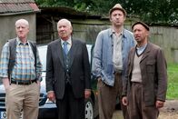 Neues aus Büttenwarder – v.l.n.r.: Shorty (Axel Olsson), Bürgermeister Schönbiehl (Günter Kütemeyer), Adsche Tönnsen (Peter Heinrich Brix) und Kuno (Sven Walser) sind von Kurt Brakelmanns Plan nicht wirklich überzeugt.