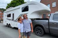 Wir werden Camper – Britta Hofmeister (l) und Andreas Werner vor ihrem Wohnauflieger.