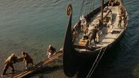 Das Reich der Wikinger - Ivars Dynastie – Wikinger laden Vorräte auf ein Langschiff