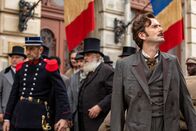 In 80 Tagen um die Welt – Phileas Fogg (David Tennant, r.) hat Abigail Fix und Jean Passepartout in Paris aus den Augen verloren. Vor der Polizeizentrale vereitelt Fogg per Zufall ein geplantes Attentat auf den französischen Staatspräsidenten.