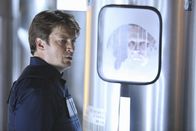 Castle – Ermittelt in einer Firma, die Menschen einfriert um sie später wieder aufzutauen: Richard Castle (Nathan Fillion)