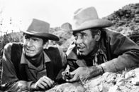 Der Stern des Gesetzes – Ben (Anthony Perkins, li.) und Morgan (Henry Fonda, re.) müssen die McGaffey-Brüder schnappen, die den Arzt der Stadt umgebracht haben. Jetzt kann der junge Sheriff beweisen, dass er den Stern zu Recht trägt.