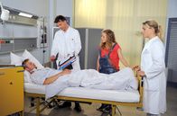 Rote Rosen – ARD ROTE ROSEN FOLGE 1806, am Donnerstag (11.09.14) um 14:10 Uhr im ERSTEN. Maurice (Johannes Brandrup, 2.v.l.) ist auf Wunsch seiner Tochter Nathalie (Lara-Maria Wichels, 2.v.r) nach Lüneburg geeilt, um Robin (Niklas Osterloh, l.) zu operieren. Doch Robin ist sich plötzlich nicht mehr sicher, ob er das hohe Risiko der Operation eingehen will. Britta (Jelena Mitschke, r.).