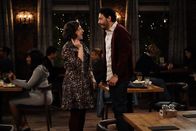 Call Me Kat – Kat (Mayim Bialik, l.); Oscar (Christopher Rivas, r.)