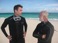 Steffens entdeckt – Dirk Steffens (li.) und Riffexperte John Rumney (re.) am Strand vor dem Great Barrier Reef. Gleich geht es auf Tauchgang.