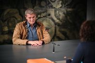 Tatort – Entspannt und entgegenkommend gibt sich Hauptmann Kessler (Götz Otto) zu Beginn seiner Vernehmung durch Lena Odenthal (Ulrike Folkerts).