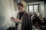 Charité – Ida Lenze (Alicia von Rittberg, l.) entdeckt Opium bei Emil Behring (Matthias Koeberlin, im HG).