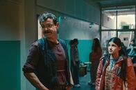 Sieger sein – Herr Che (Andreas Döhler) mit Mona (Dileyla Agirman) in der Schule