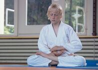 Hyperaktive Kinder – Hyperaktive Kinder Modeerscheinung oder Warnsignal? Dominik beim Meditieren