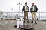 Hubert und Staller – Hubert (Christian Tramitz, rechts) und Staller (Helmfried von Lüttichau, links) machen auf dem Klinikparkplatz eine grausige Entdeckung.