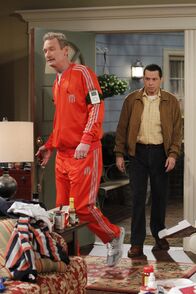 Two and a Half Men – Da Alan (Jon Cryer, r.) Streit mit Lyndsey hat und Herb (Ryan Stiles, l.) von Judith verlassen wurde, steht ein Männerabend auf dem Plan ...