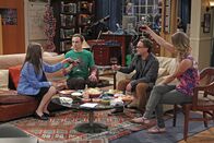 The Big Bang Theory – Sheldon (Jim Parsons, 2.v.l.) sucht verzweifelt nach einem neuen Forschungsgebiet, dem er sich widmen kann. Doch können Amy (Mayim Bialik, l.), Penny (Kaley Cuoco, r.) und Leonard (Johnny Galecki, 2.v.r.) ihr irgendwie dabei zur Seite stehen?