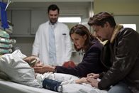 Reich oder tot – Claire (Jessica Schwarz) und Kessel (Fritz Karl) am Krankenbett von Ruby (Cya Emma Blaack) nach ihrem epileptischen Anfall